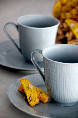 Kahve ve biscotti fincanları kapatın