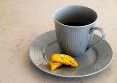 fincan kahve ve biraz kurabiye