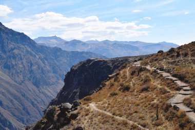 Dağlarda yürüyüş parkuru ve patika, aksularını görebileceğiniz izleme noktasına kadar. Fotoğraf Colca Canyon, Peru'da çek