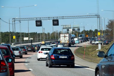 Stockholm' de, başkentte sık rastlanan bir fenomen olan E4 otoyolunda trafik ve kuyruklar oluştu. Fotoğraf Stokholm, İsveç'te 22 Nisan 2019 tarihinde çek.
