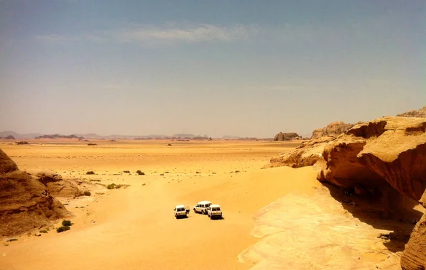 三辆白色的吉普车在沙漠里旅行 在约旦拍摄的照片 — 图库照片
