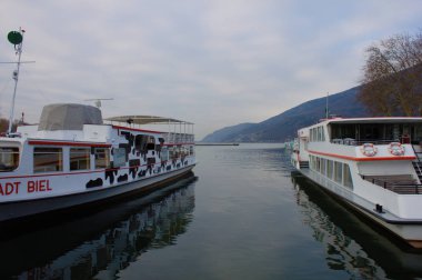 Lake Biel - Bienne (Bielersee Schifffahrts Gesellschaft) iki yolcu beats. Liman Biel, İsviçre.