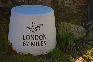 Bıshopstone, East Sussex kilometre taşı. Londra 67 mil.