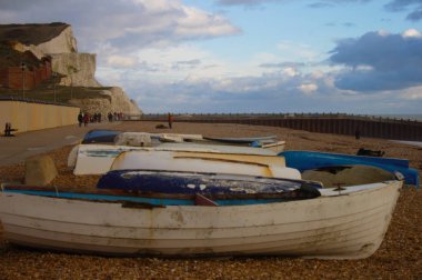 Seaford içinde belgili tanımlık geçmiş, balıkçı tekneleri Seaford plaj üzerinde ön planda Beyaz kayalıklar.