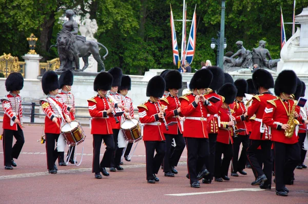 Kraliçeler doğum günü kutlama provası 2019'da kraliyet saray muhafızı grubu. Buckingham sarayı, İngiltere.