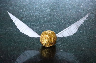 Altın Snitch (Harry Potter Tema) bir mermer masada doğum günü pastası dekorasyon.