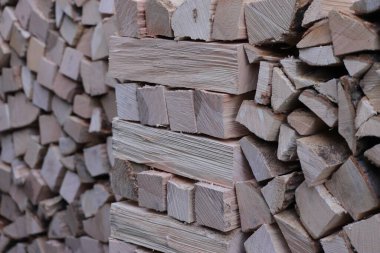 Bir evin önündeki kütük yığını. Seçici odak.