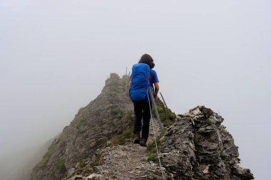 Obwaldner Hoehenweg (Obwaldner Hoehenweg) Kantonu 'nda sisli bir tepede yürüyüş yaparken. İsviçre. Sonbahar.