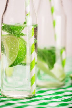 Limon ve nane bardak suyla detoks. Mojito kokteyl. Beyaz bir arka plan üzerinde