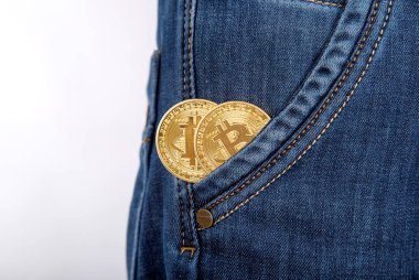 Adam cep Jeans iki altın bitcoin. Beyaz adam izole