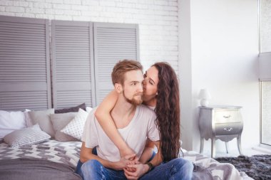 Genç seven çift yatakta. Yaşam tarzı