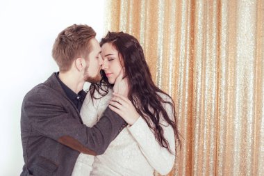 Çekici adam odaya öpüşme bir kızla