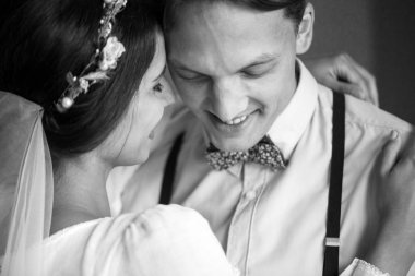 Gelin ve damat yatak odasında toplantı, yeni evlilere mutluluk duyarız. Elinde çiçek olan adam. Seviyorum. Kucaklama. Siyah ve beyaz.