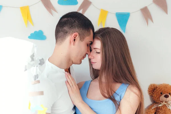 Amar Jovem Casal Apaixonado Esperando Bebê — Fotografia de Stock