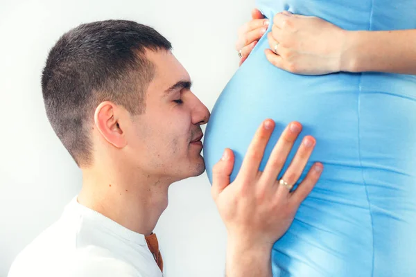 Close Homem Beijando Barriga Sua Linda Esposa Grávida Quarto — Fotografia de Stock