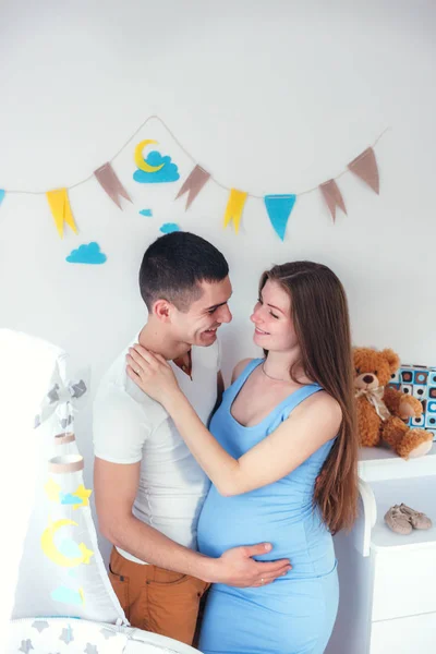 赤ちゃんを待っている恋愛する若いカップル — ストック写真