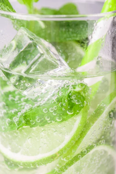 Agua Desintoxicación Con Cal Menta Vaso Cóctel Mojito Sobre Fondo — Foto de Stock