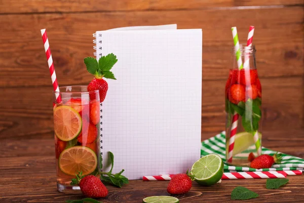 Limonada Fresca Con Fresas Lima Menta Vaso Alto Sobre Fondo — Foto de Stock