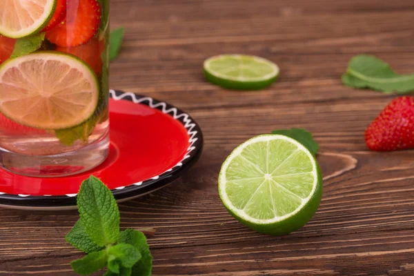 Limonada Fresca Con Fresas Lima Menta Vaso Alto Sobre Fondo — Foto de Stock