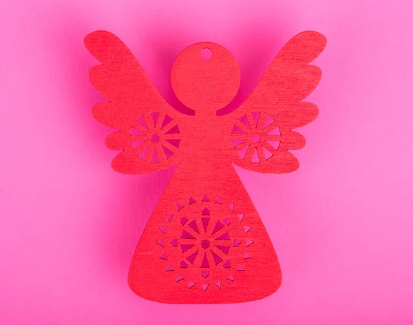 粉红色背景下红色天使的圣诞装饰品 — 图库照片