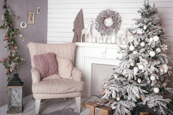 壁炉蜡烛巴洛克式样附近装饰的圣诞树在房间里 — 图库照片