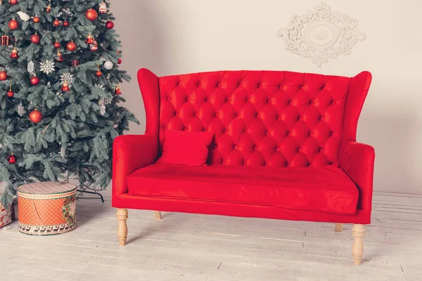 Geschmückter Weihnachtsbaum Und Ein Rotes Sofa Zimmer — Stockfoto