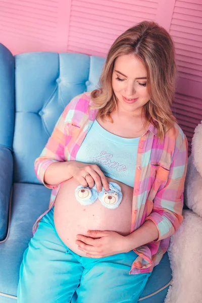 Mulher Grávida Barriga Segurando Botas Bebê — Fotografia de Stock