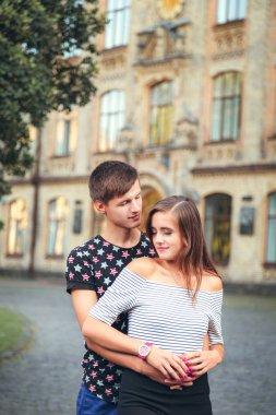 Erkek arkadaşını arkadan parkta sarılma