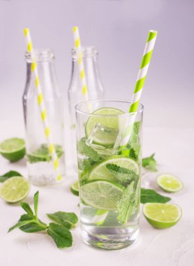 Limon ve nane bardak suyla detoks. Mojito kokteyl. Beyaz bir arka plan üzerinde