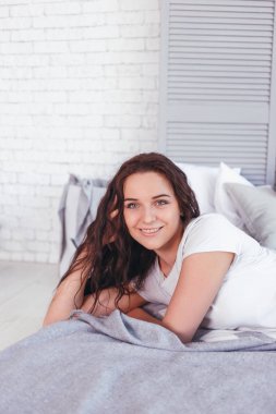 Yatakta yatan genç kadın. Yaşam tarzı