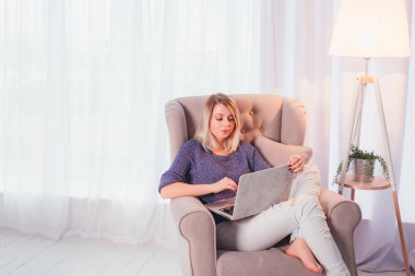 Şoförünün sandalyede oturan bir dizüstü bilgisayar üzerinde çalışan mutlu rahat güzel kadın