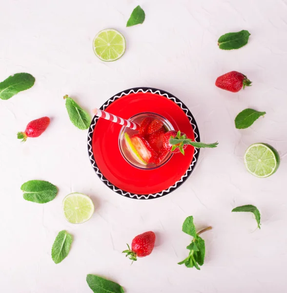 Limonada Fresca Con Fresas Lima Menta Vaso Alto Sobre Fondo — Foto de Stock