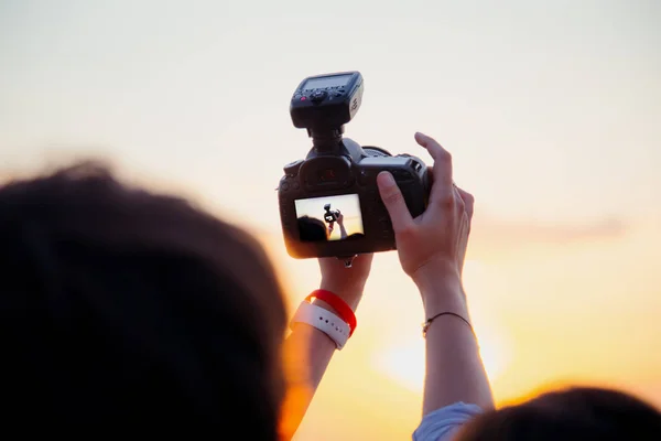 Frau Mit Kamera Der Hand Und Sonnenuntergangsfotos — Stockfoto