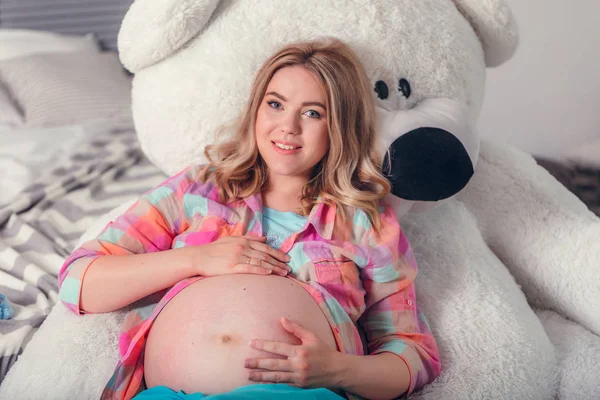 Mulher Esperando Bebê Com Urso Pelúcia Grande Bonito Branco — Fotografia de Stock