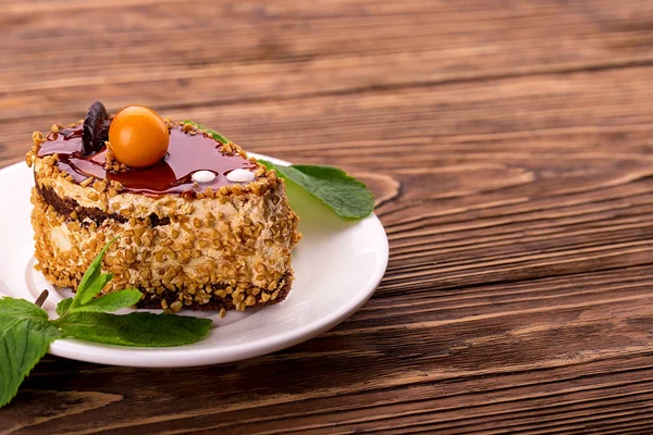 Söta Cake Med Mynta Blad Trä Bakgrund Födelsedag Dessert — Stockfoto