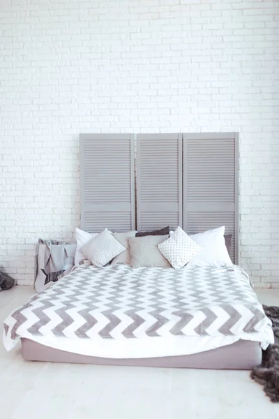 Interior Del Dormitorio Con Cama Gris Claro Paredes Blancas Estilo —  Fotos de Stock