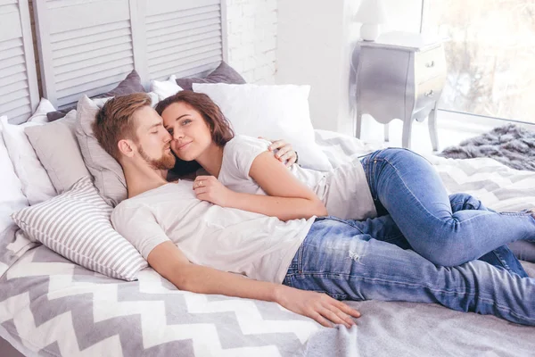 Genç seven çift yatakta. Yaşam tarzı