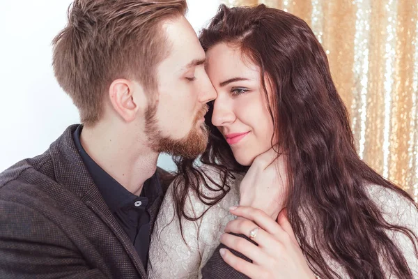 Atraente Cara Com Uma Garota Beijando Quarto — Fotografia de Stock