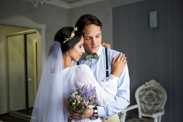 Wenn Sie Das Brautpaar Schlafzimmer Treffen Sind Die Frischvermählten Glücklich — Stockfoto