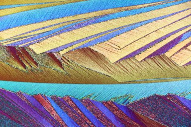 Polarize ışığın renkli mikro kristaller.