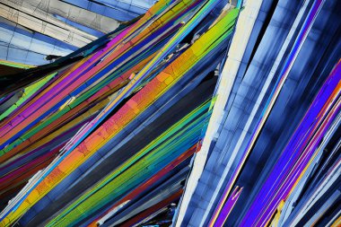 Polarize ışığın renkli mikro kristaller.