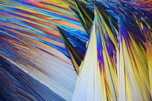 Polarize ışığın renkli mikro kristaller.