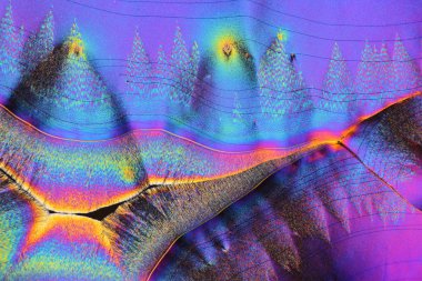 Fotoğraf mikroskop askorbik asit alkol bir çözümden yetiştirilen kristaller aracılığıyla. Polarize ışık teknolojisi.