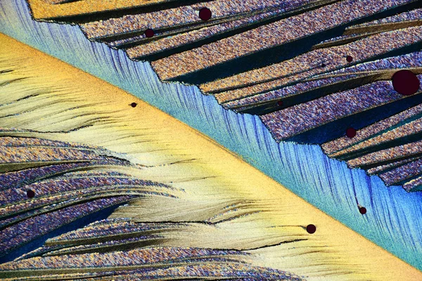 从硫磺熔体中生长出来的晶体显微镜中的照片 偏振光技术 — 图库照片