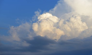 Mavi gökyüzünde beyaz bulutlar.