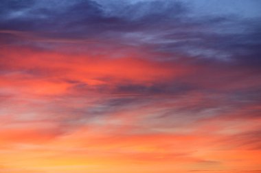 Günbatımında renkli gökyüzü.