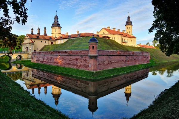 Zamek Nieświeżu Odzwierciedlone Jeziorze Białoruś Europa — Zdjęcie stockowe