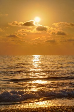 Denizin üzerinde güzel bir gün batımı.