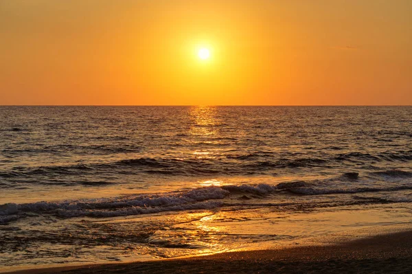 Denizin üzerinde güzel bir gün batımı.