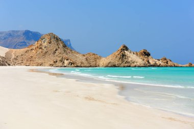 Idillyc deniz Detwah Lagoon kayalarda ile. Sokotra Adası, Yemen.